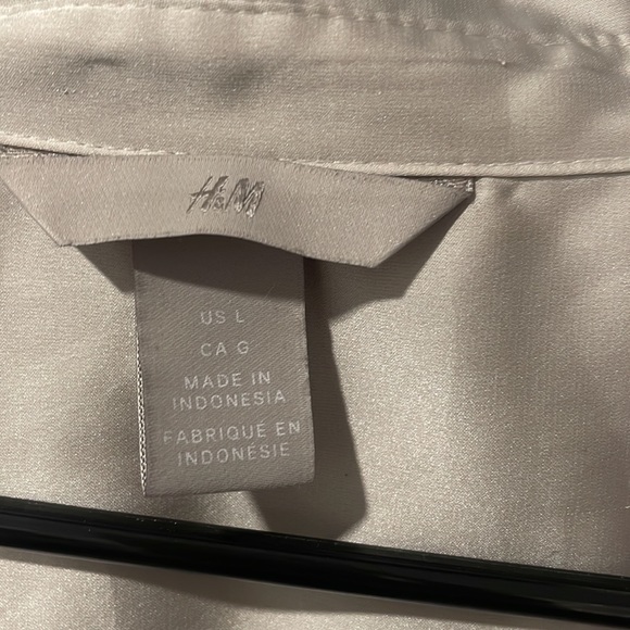 H&M Button Down Top - Picture 2 of 3